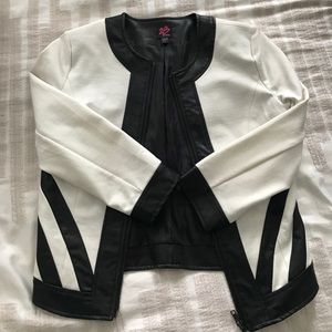 2B Bebe black and white blazer Sz S