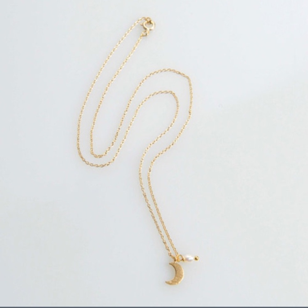 🌙  Lovely Metallic Dainty Faux Pearl Crescent Moon Necklace in gold or silver🌙 - Picture 2 of 4