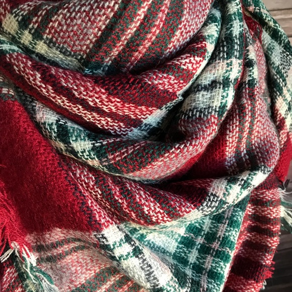 ONLY ONE LEFT! Plaid blanket scarf - Picture 2 of 2