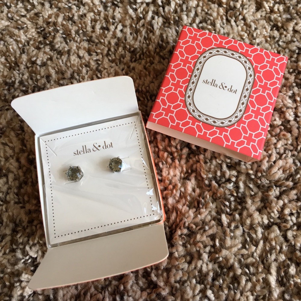 Stella&Dot Smokey Stud