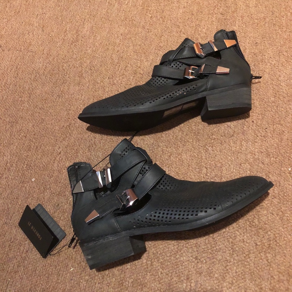 Black flat bootie