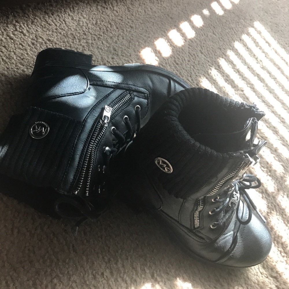 Lightly worn size 5 Michael Kors boots.