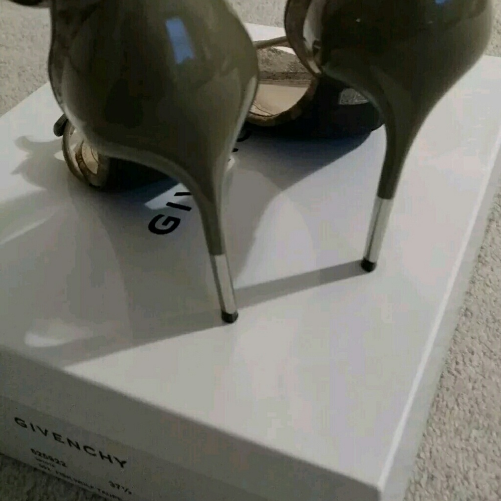 Reserved❌GIVENCHY Shark Tooth Turn Lock Sandals - Picture 4 of 8