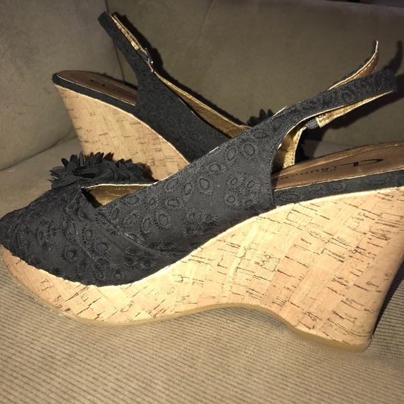 Black wedged heels - Picture 3 of 3