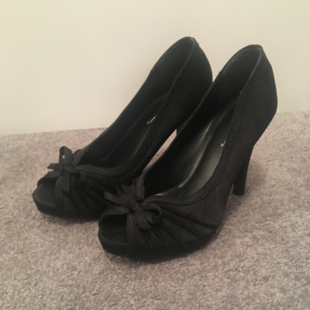 Black peep toe pumps