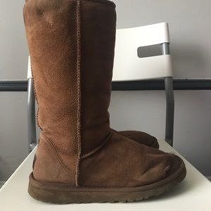 Uggs size 8. 2 small holes in right foot