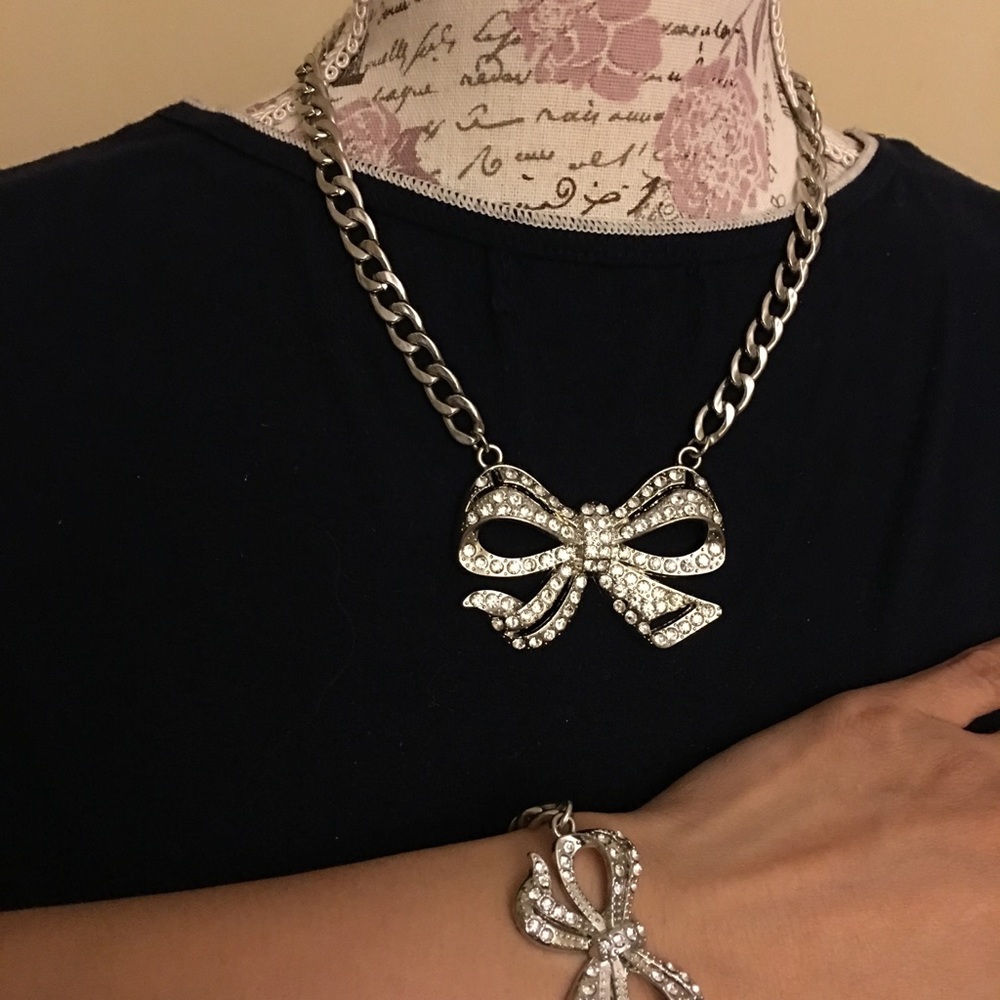 NICE SILVER COLOR NECKLESS WITH A BRACELETE.