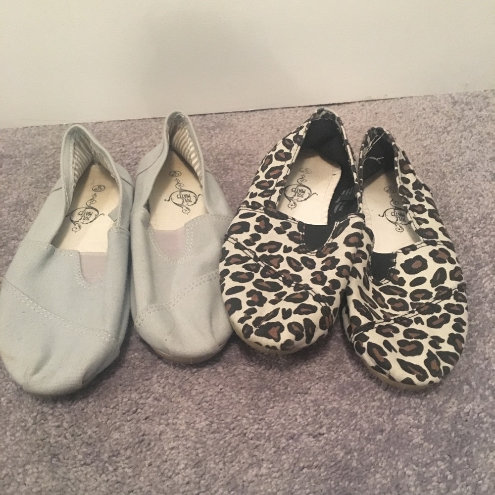 2 pairs of flats