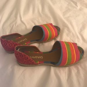 KAANAS multi colored flat