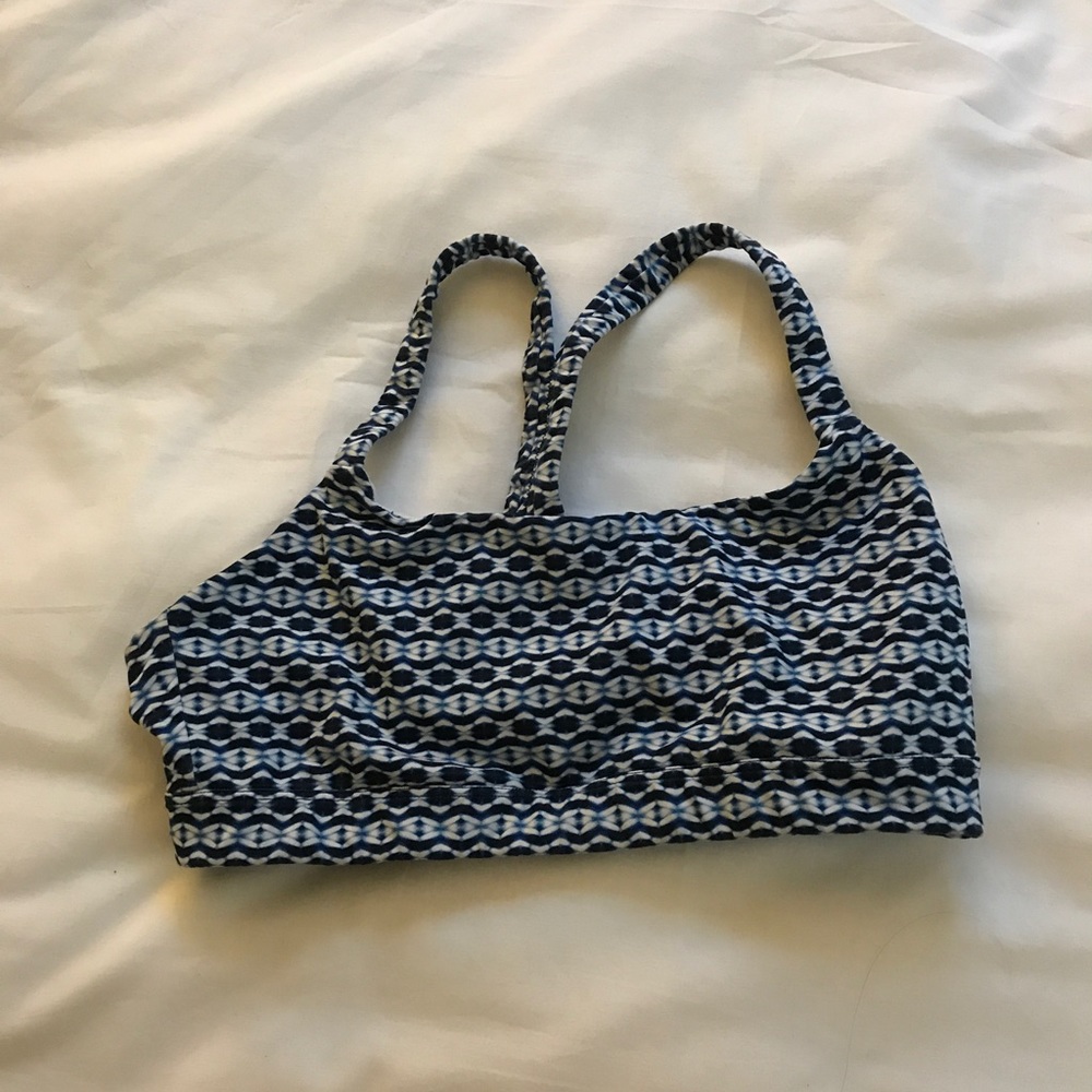 Sports bra with geometric print