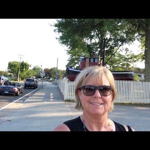 Meet your Posher, Elizabeth