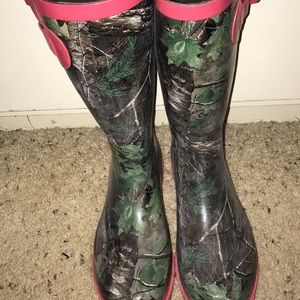 Camp and pink rubber boots