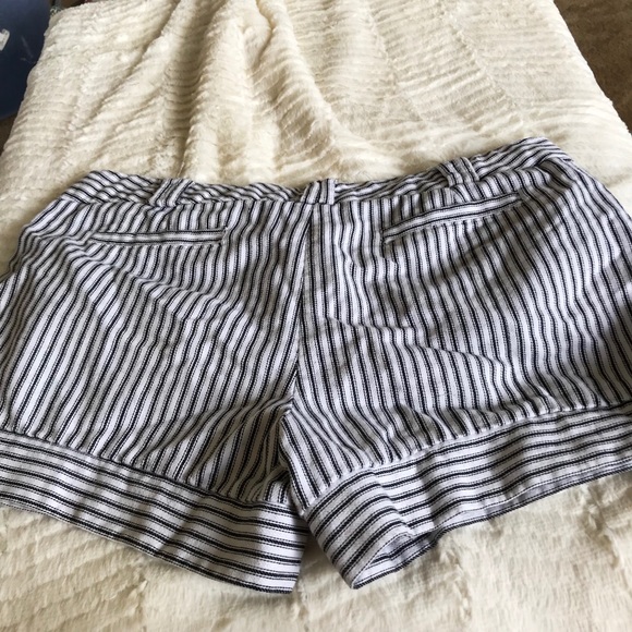 Striped shorts - Picture 3 of 5