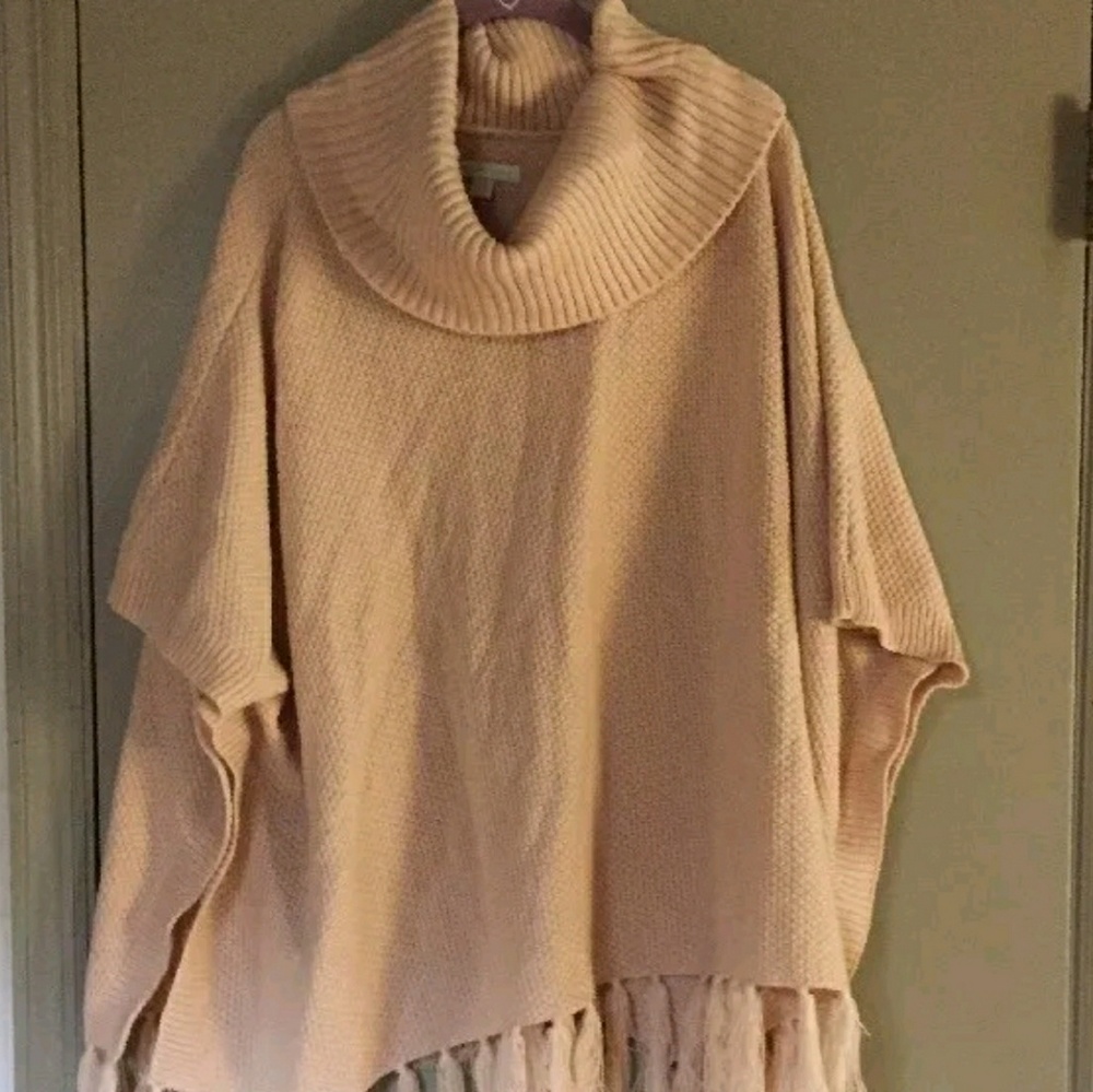SOLD****NWOT New York & Company poncho