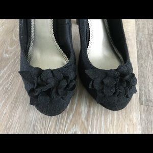 Black heels with flower detail size 8.5W