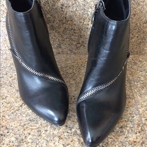 Eva & Zoe To The Point