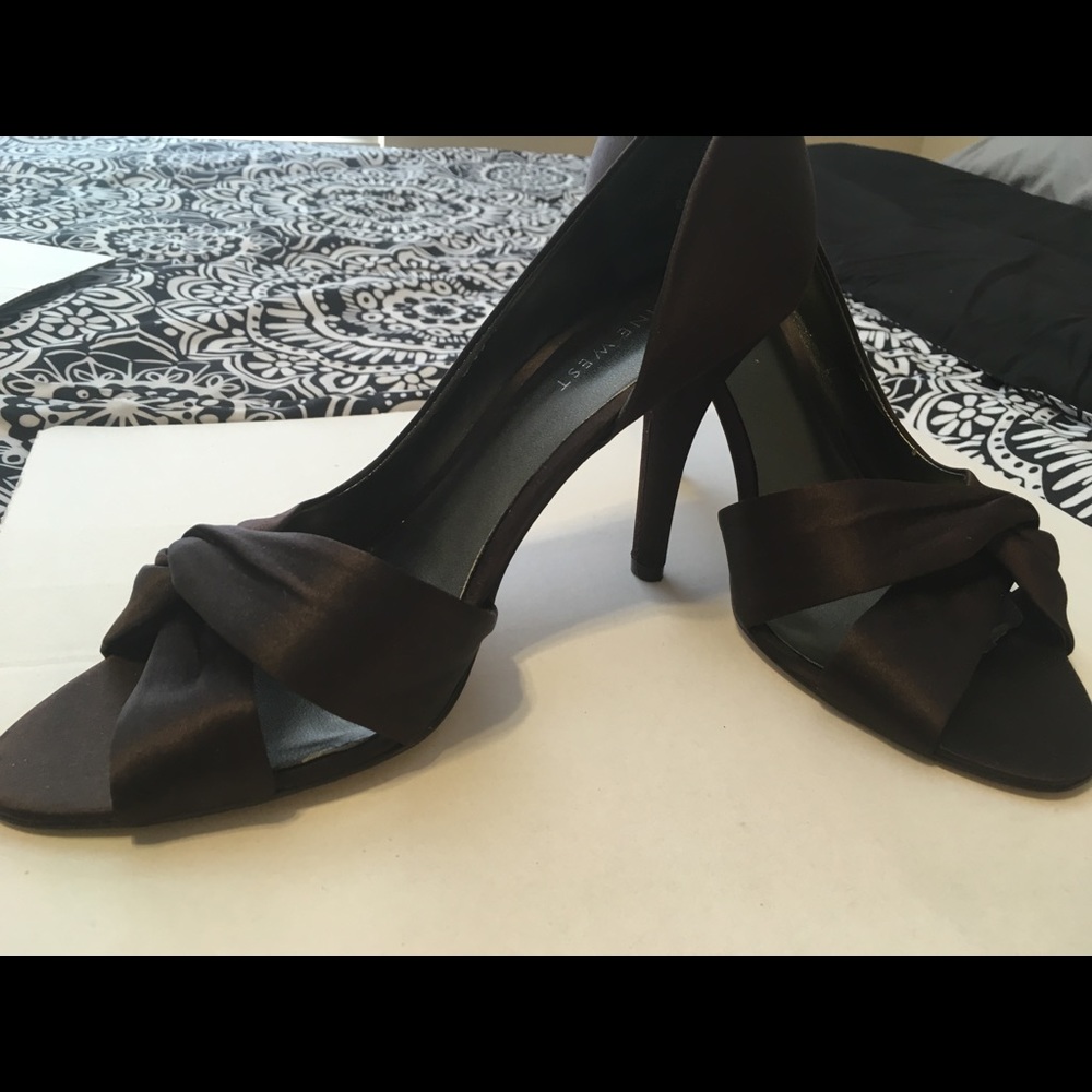 👠Nine West Sz 8 1/2 dark brown satin heel 👜