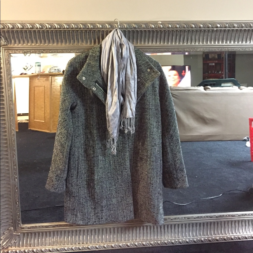 black & white long coat, cheetah accent & SCARF!🍁