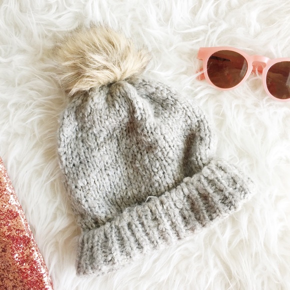 American Eagle Outfitters Accessories - ✨HP✨ Gray Knit Beanie with Faux Fur Fluff