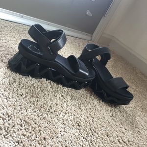 Super cute! Marc Jacobs platform sandals 🔥