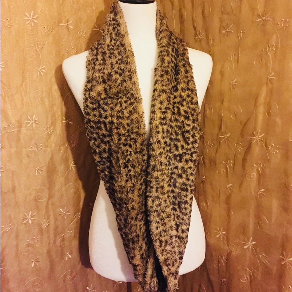 Avenue Infinity Leopard Scarf