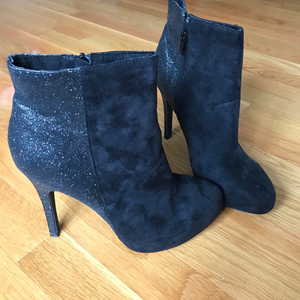 Adorable booties Sz 8