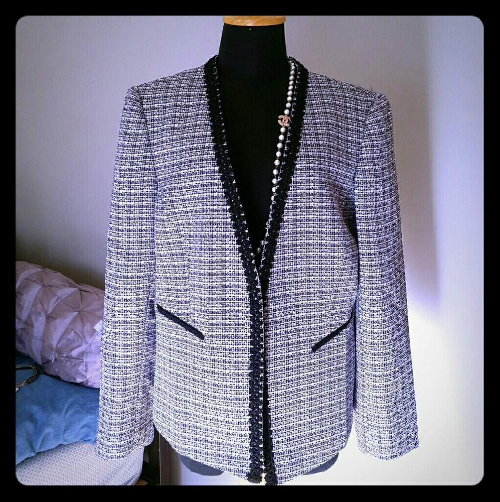 Tahari tweed jacket ~ Size L