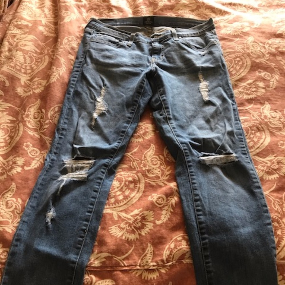 Distressed light jeans