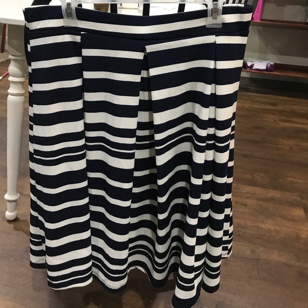 A-line pleated midi skirt XL