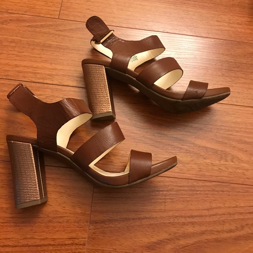 Anne Klein- brown and gold heeled sandals!
