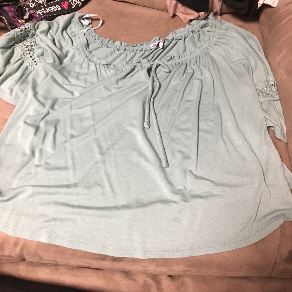 Green short sleeve shirt