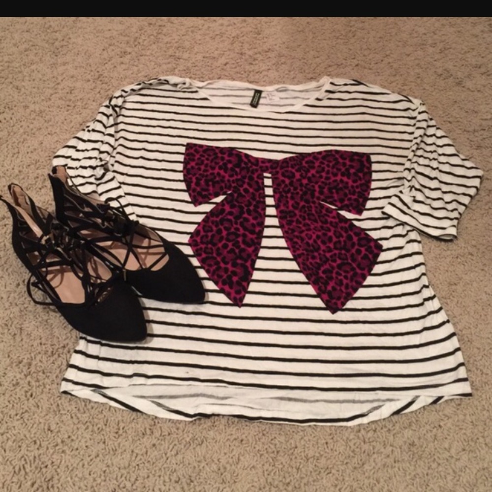 Striped tee with pink leopard bow on the front