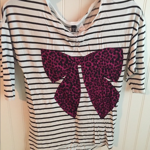 Striped tee with pink leopard bow on the front - Picture 5 of 5
