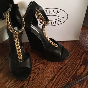 Brand new Steve Madden platforms with chain (7.5)