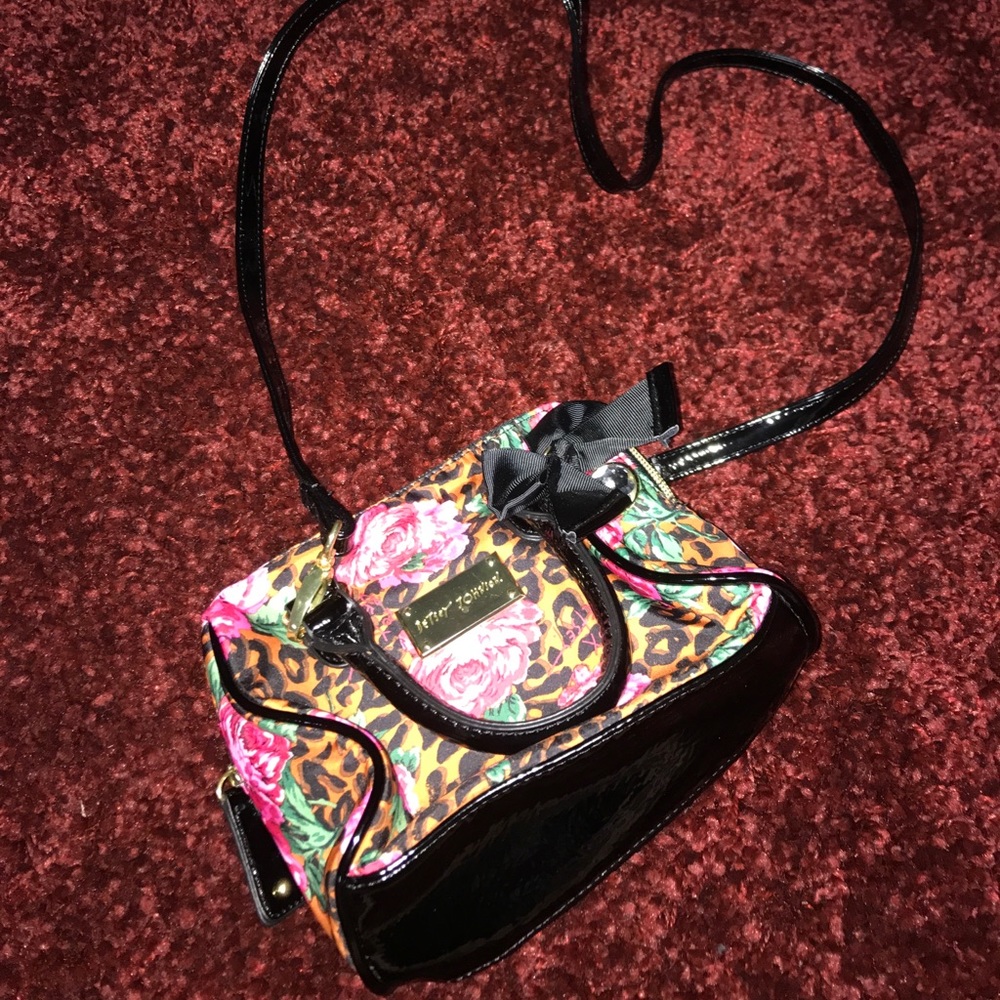 BRAND NEW WITHOUT TAGS Betsy Johnson crossbody