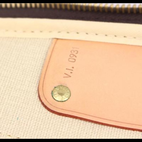 ❌❌SOLD❌❌ Louis Vuitton Travel Alize 2 Pouches - Picture 6 of 8