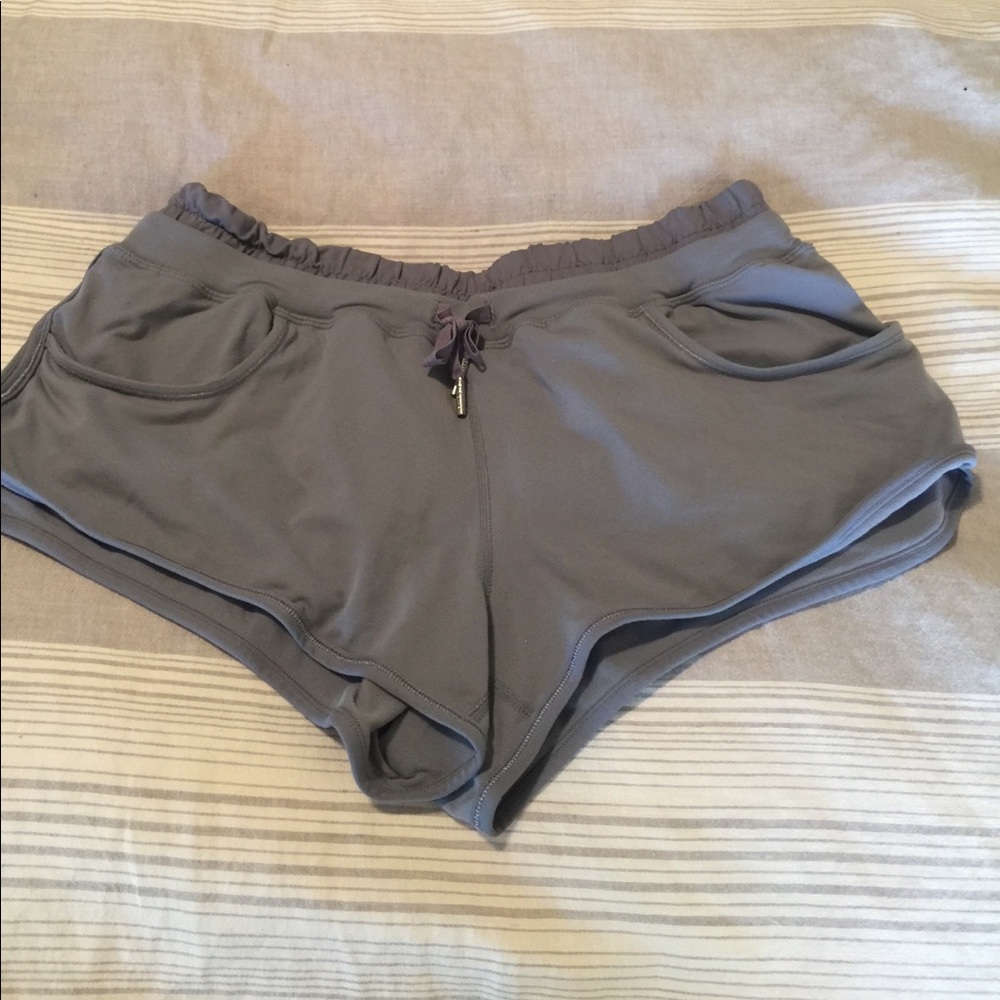 Lulu size 8 (fits like 6) shorts
