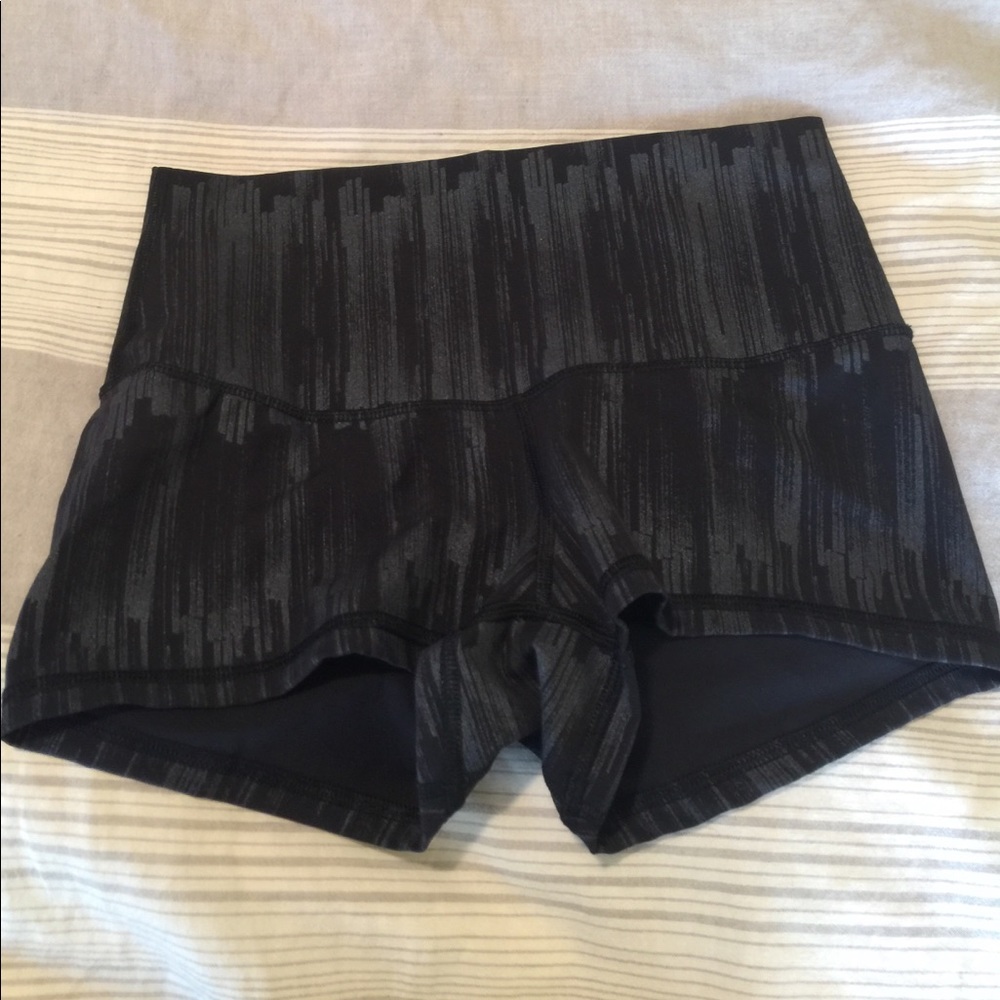 Size 6 Lulu high rise boogie short. Worn twice