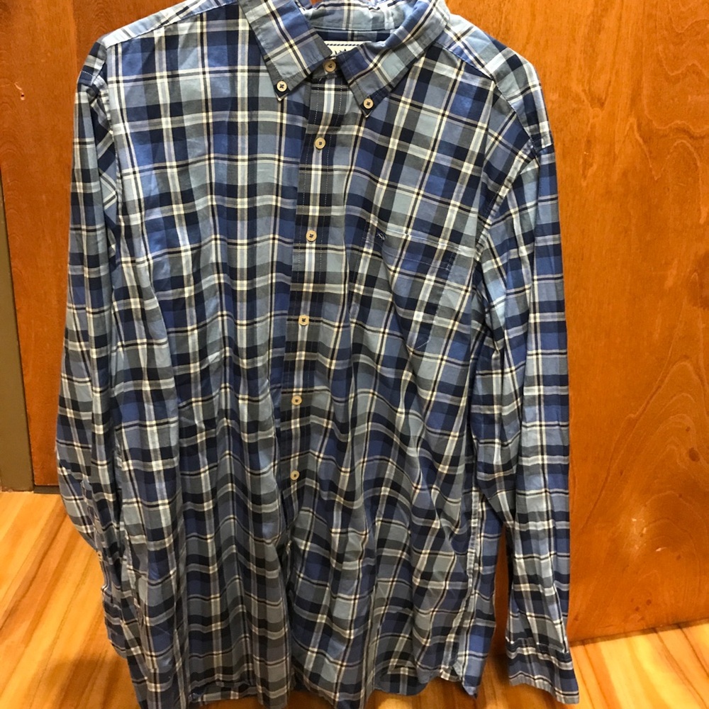 Men’s button down southern tide shirt.