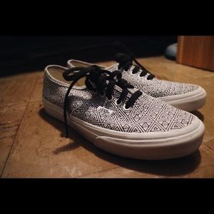 VANS BLACK AND WHITE TRIANGLE PATTERNED