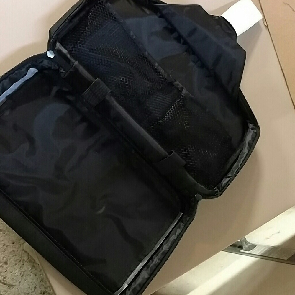 Hanging microfiber travel bag