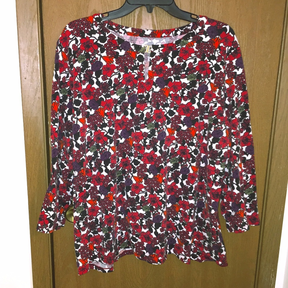 Floral long-sleeved tee with clasp on collar