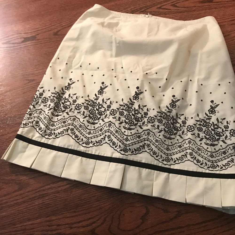 EUC Oscar cream embroidered pencil skirt