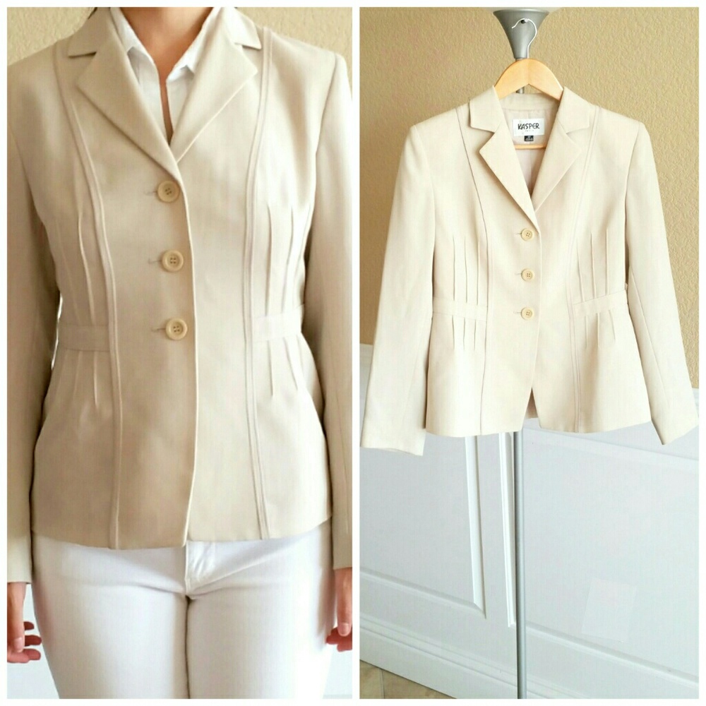❌SOLD❌Cream Classic Blazer with Pleats
