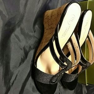 Black patent mosetter sandal