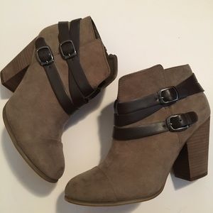 Carlos Santana size 8 booties