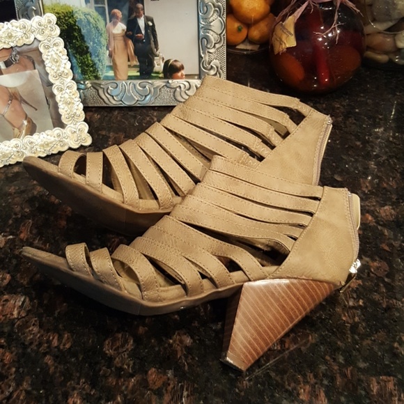 Sandalls - Picture 3 of 3