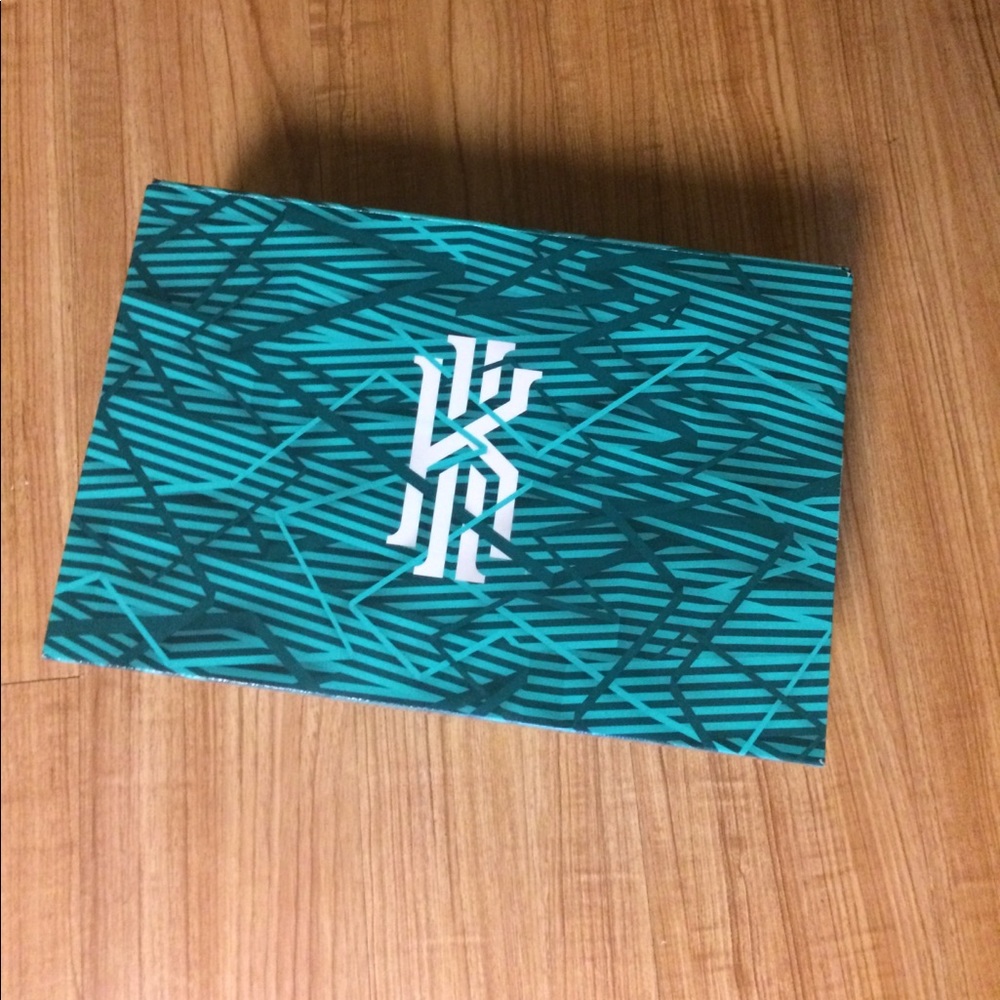 Kyrie 3s box
