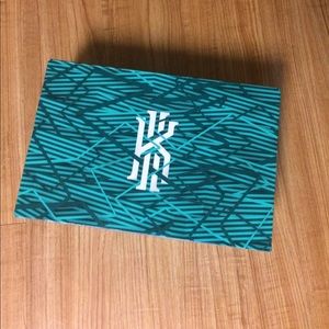 Kyrie 3s box