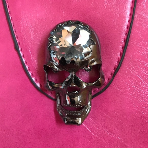 Pink Clutch w/crystal skull & strap - Picture 2 of 7